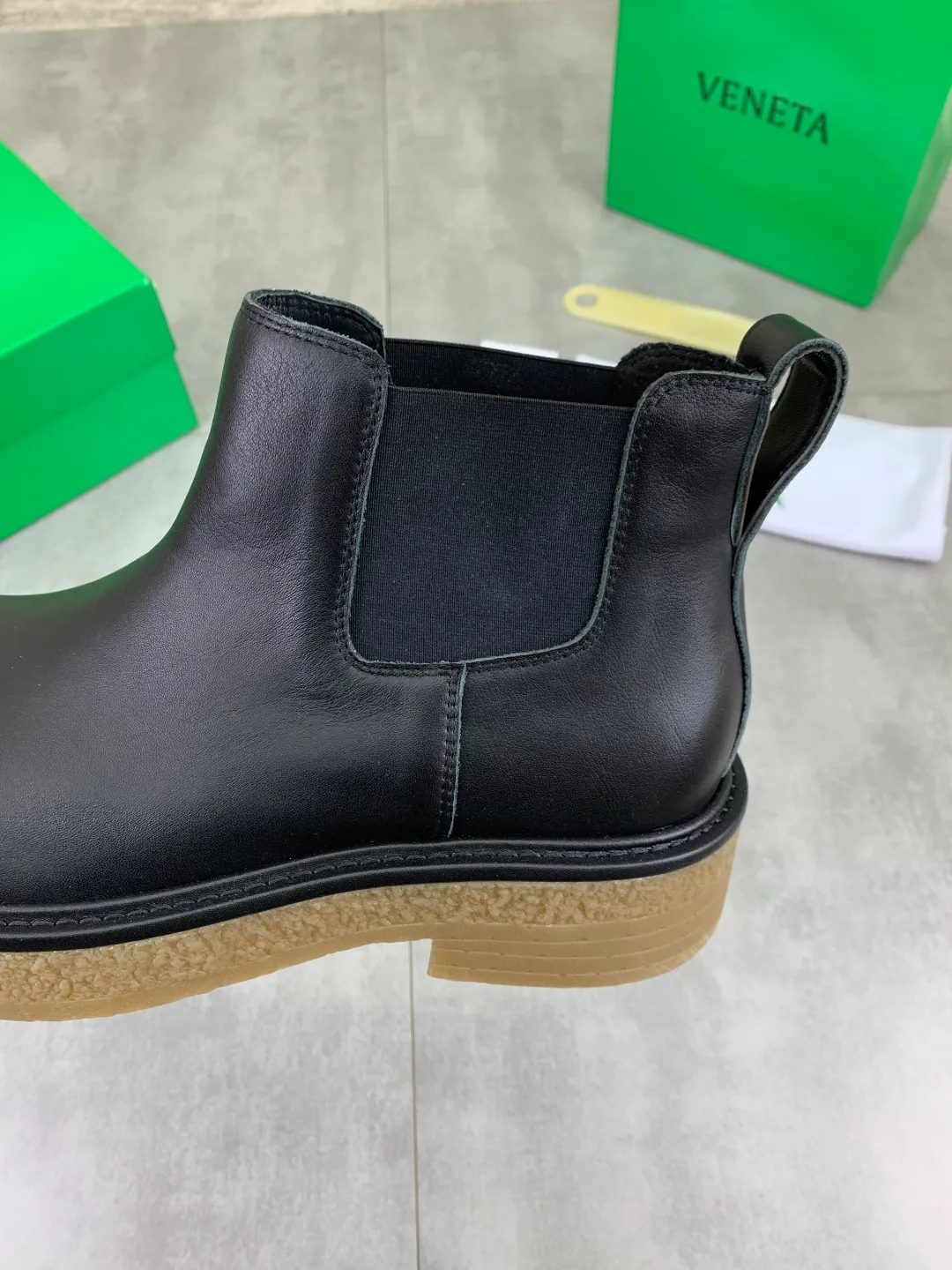 Men's men's shoes 💰P740 New model 💰 Top quality (beef tendon outsole series) 💎💎💎 BOTTEGA VENETA official website synchronizes the latest model, top version of the market's highest version of BV business leather shoes, accept material comparison, shoe type comparison, process comparison, practical and texture, versatile, suitable for any occasion, the more you look at it, the more flavorful it becomes. Pure hand-woven craftsmanship - upper material, imported original hand-woven calfskin - high-quality water-dyed sheepskin lining - original private model customized beef tendon outsole -Size: female 35-39 (34 40 customized) male 39-44 (38 45 customized) Comes with original BV green box, complete packaging.